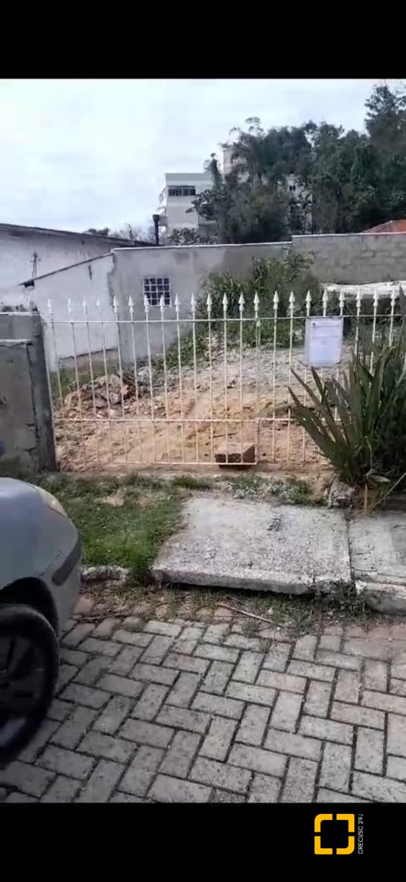 Terreno com 653m², no bairro Ponta de Baixo em São José