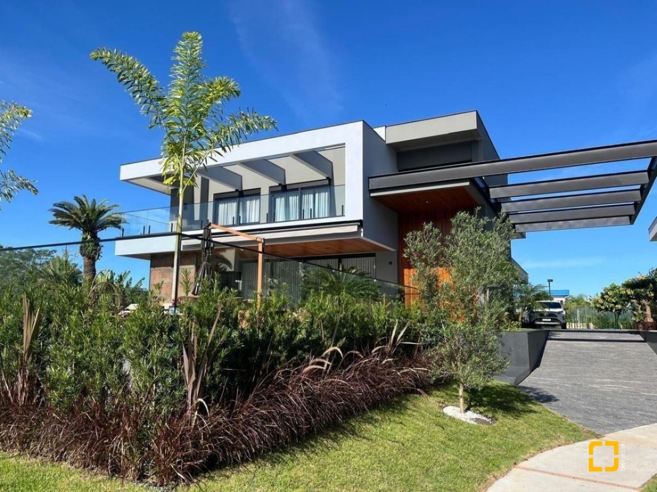 Casa de Condomínio com 600m², 4 quartos (sendo 4 suítes), 5 garagens, no bairro Jurerê Internacional em Florianópolis