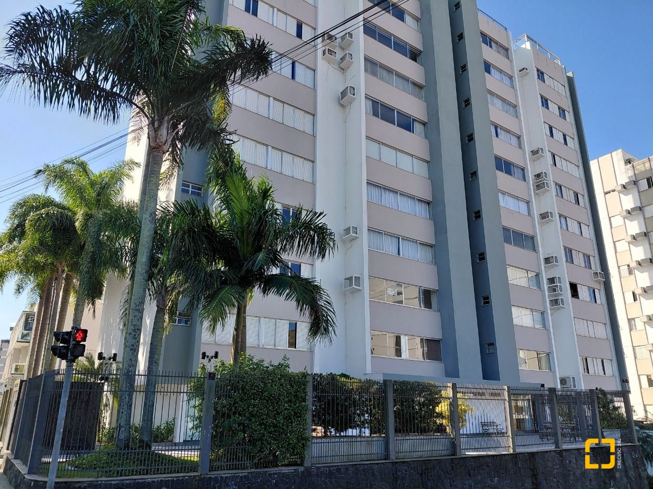 Apartamento com 147m², 5 quartos (sendo 1 suíte), 2 garagens, no bairro Centro em Florianópolis