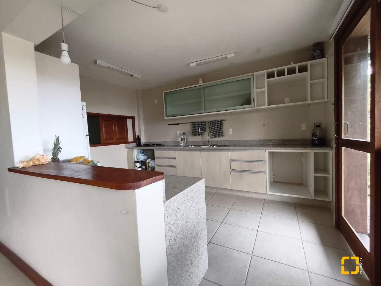 Casa com 224m², 8 quartos (sendo 2 suítes), 5 garagens, no bairro Agronômica em Florianópolis
