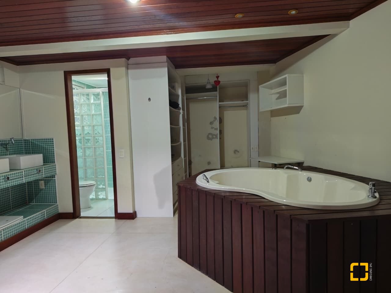 Casa com 224m², 8 quartos (sendo 2 suítes), 5 garagens, no bairro Agronômica em Florianópolis
