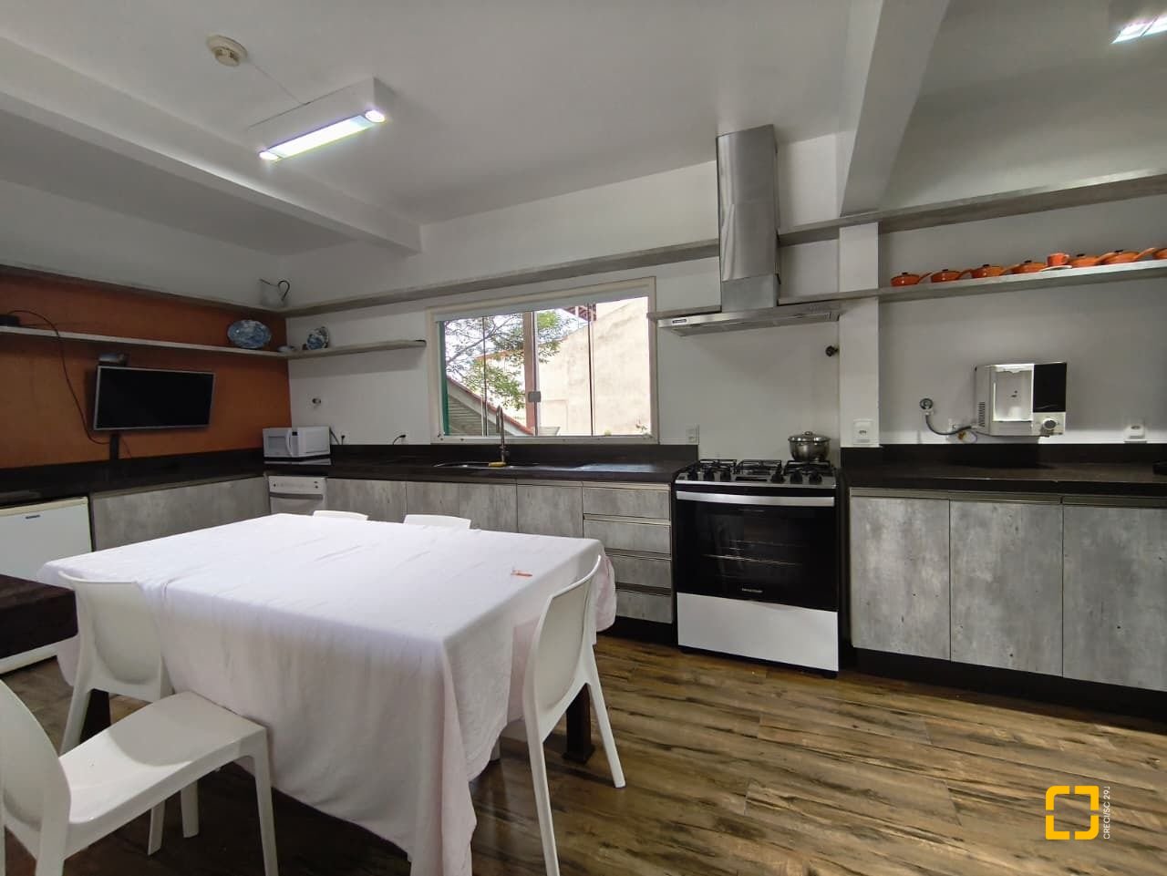 Casa com 224m², 8 quartos (sendo 2 suítes), 5 garagens, no bairro Agronômica em Florianópolis