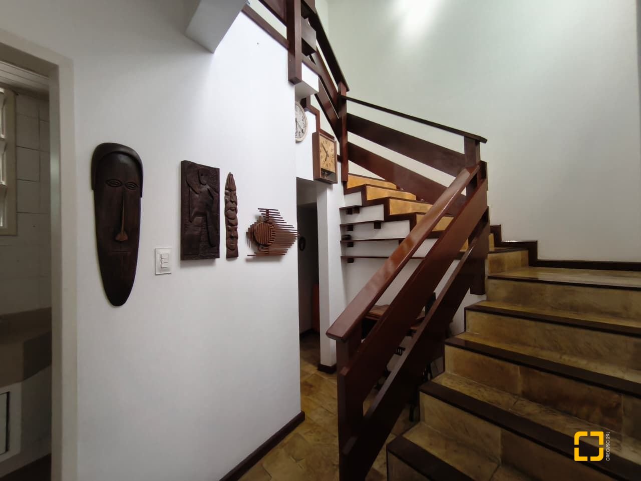Casa com 224m², 8 quartos (sendo 2 suítes), 5 garagens, no bairro Agronômica em Florianópolis