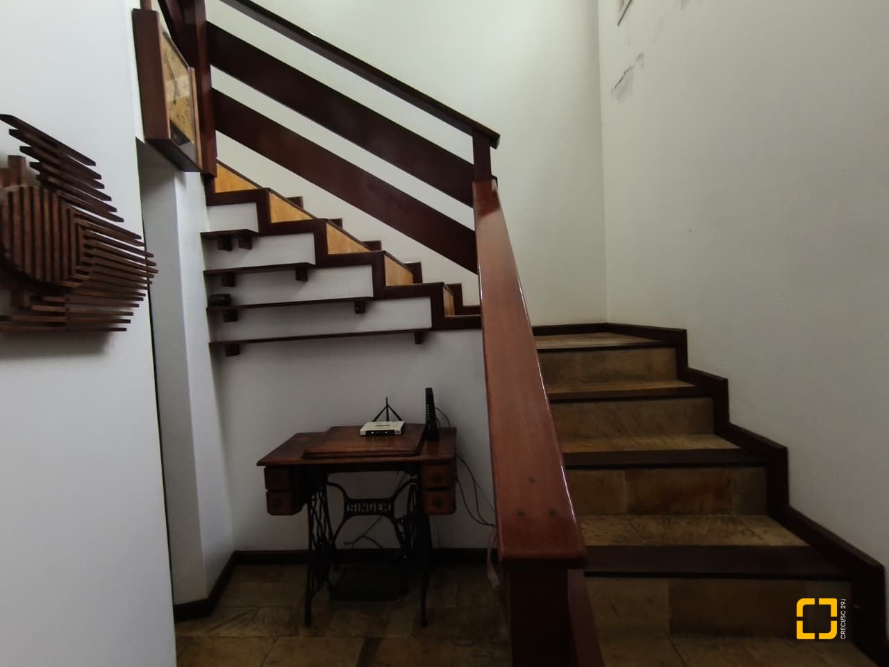 Casa com 224m², 8 quartos (sendo 2 suítes), 5 garagens, no bairro Agronômica em Florianópolis