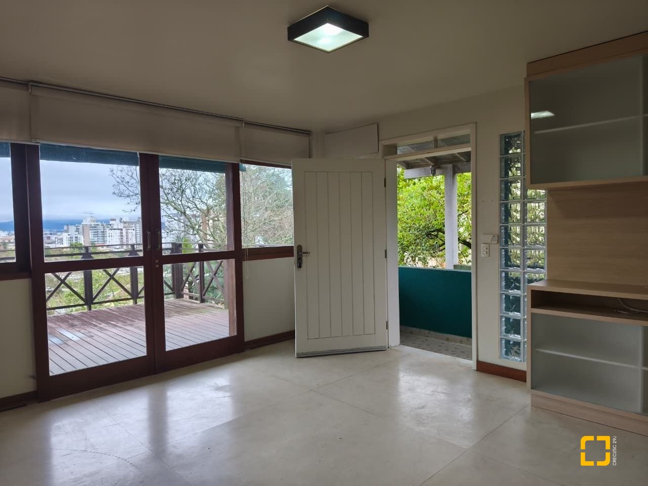 Casa com 224m², 8 quartos (sendo 2 suítes), 5 garagens, no bairro Agronômica em Florianópolis