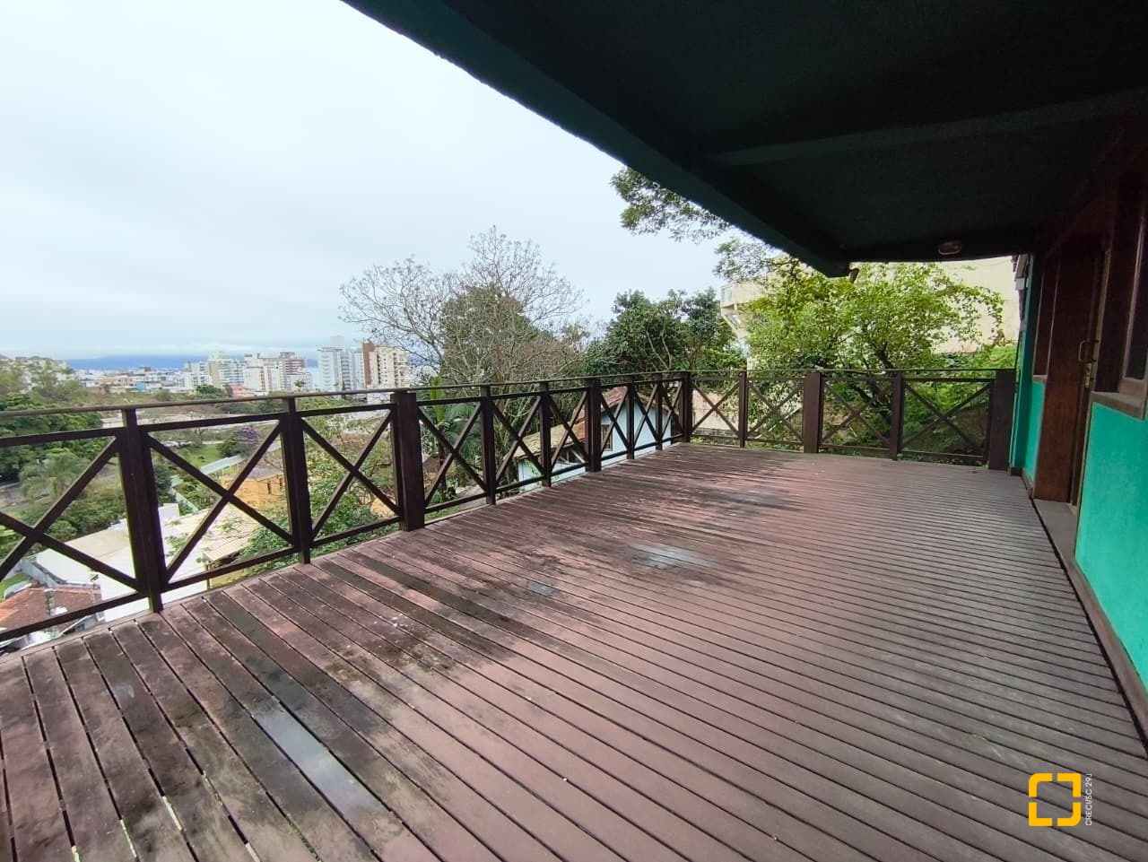 Casa com 224m², 8 quartos (sendo 2 suítes), 5 garagens, no bairro Agronômica em Florianópolis