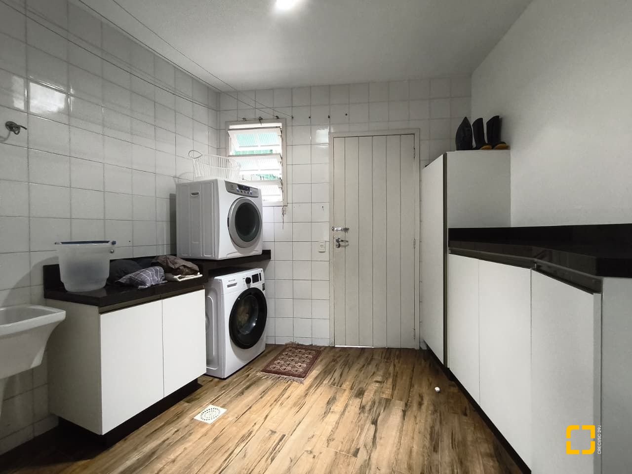 Casa com 224m², 8 quartos (sendo 2 suítes), 5 garagens, no bairro Agronômica em Florianópolis