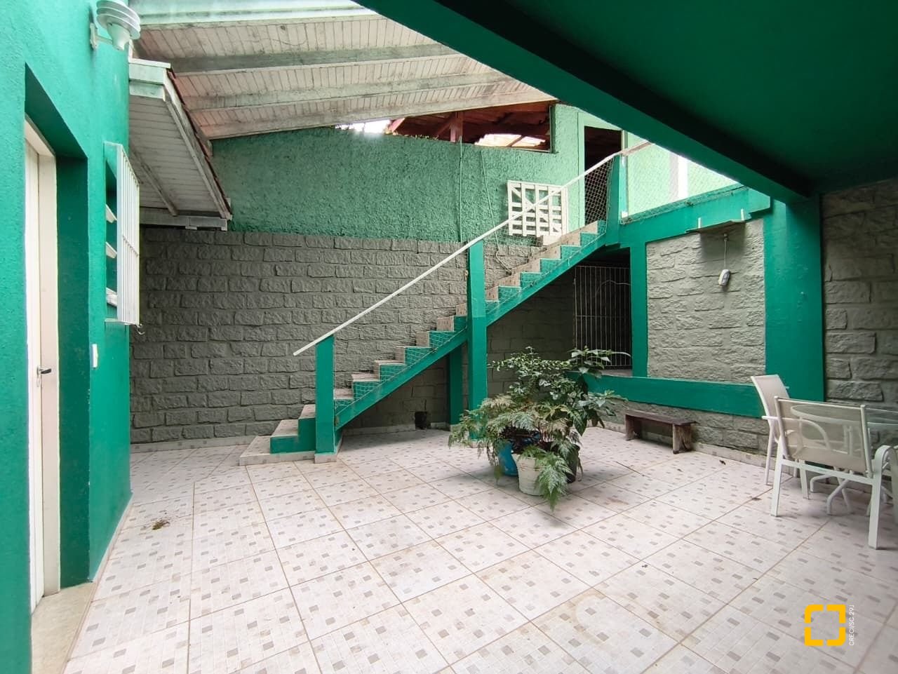 Casa com 224m², 8 quartos (sendo 2 suítes), 5 garagens, no bairro Agronômica em Florianópolis