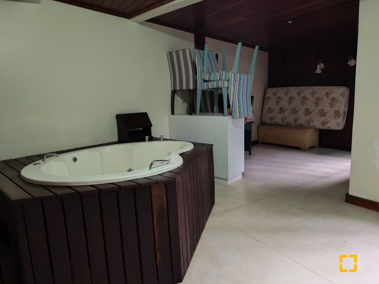 Casa com 224m², 8 quartos (sendo 2 suítes), 5 garagens, no bairro Agronômica em Florianópolis