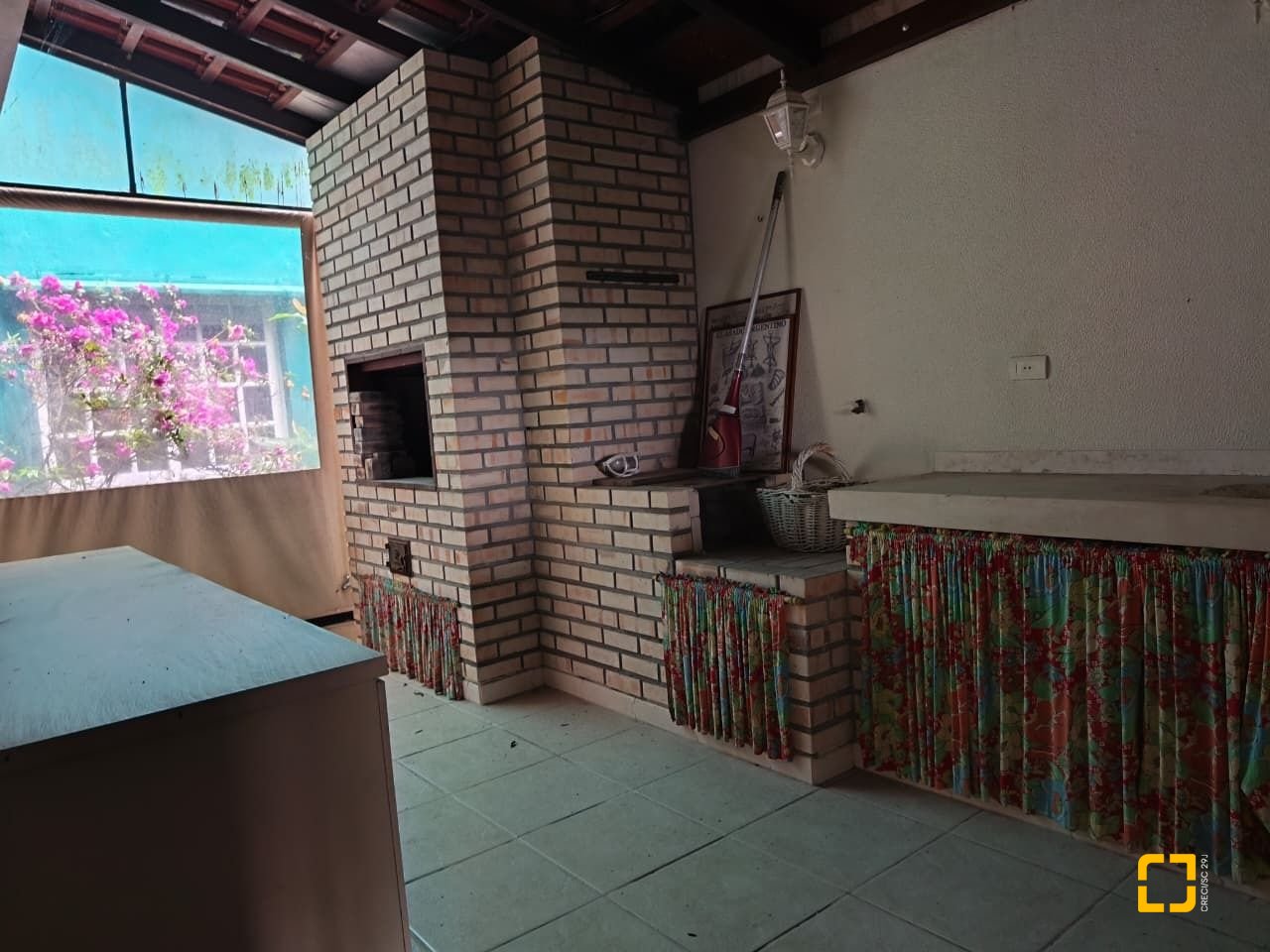 Casa com 224m², 8 quartos (sendo 2 suítes), 5 garagens, no bairro Agronômica em Florianópolis