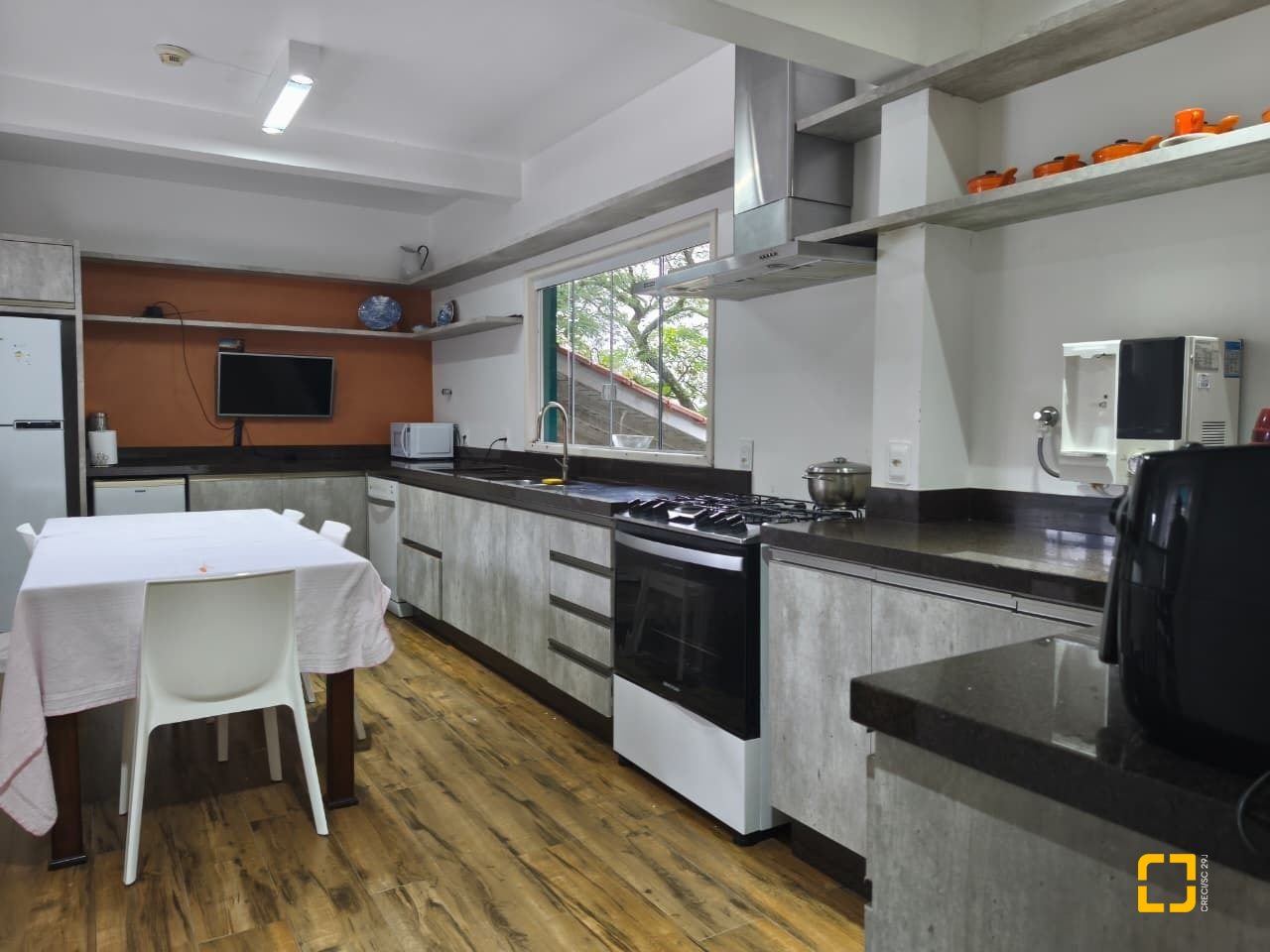 Casa com 224m², 8 quartos (sendo 2 suítes), 5 garagens, no bairro Agronômica em Florianópolis