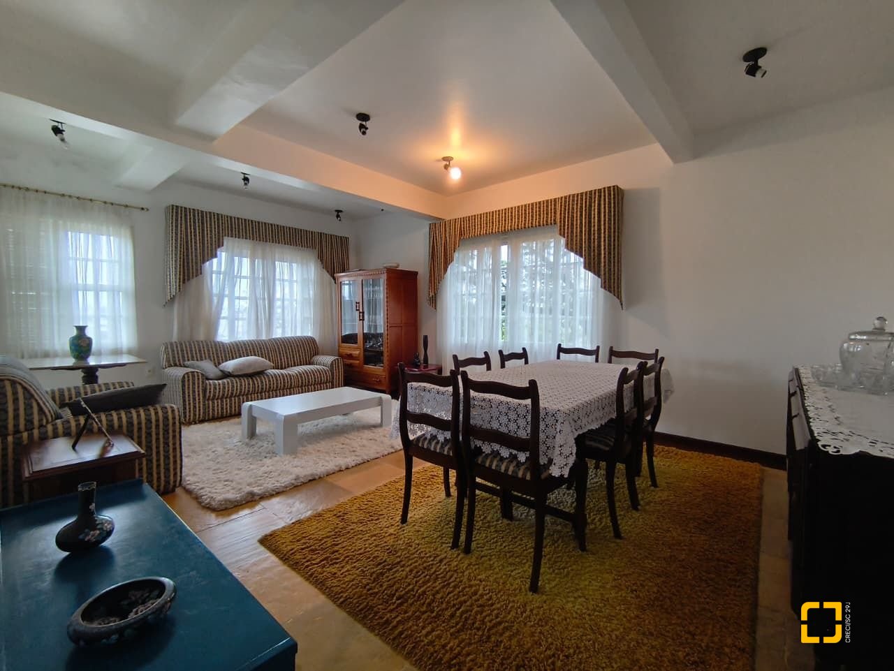 Casa com 224m², 8 quartos (sendo 2 suítes), 5 garagens, no bairro Agronômica em Florianópolis