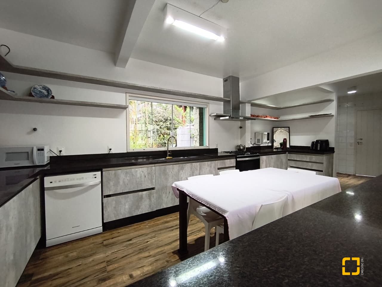 Casa com 224m², 8 quartos (sendo 2 suítes), 5 garagens, no bairro Agronômica em Florianópolis