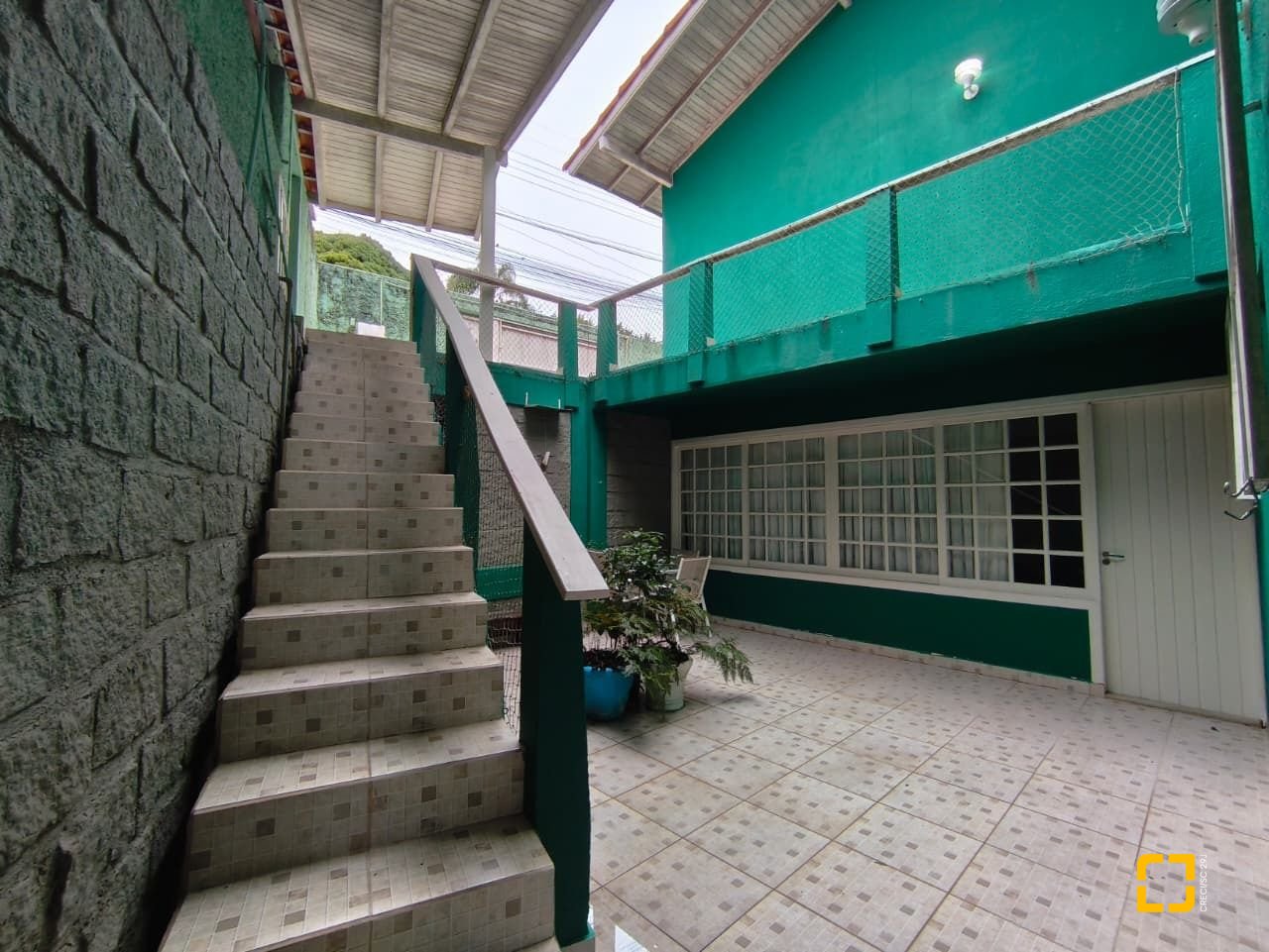 Casa com 224m², 8 quartos (sendo 2 suítes), 5 garagens, no bairro Agronômica em Florianópolis
