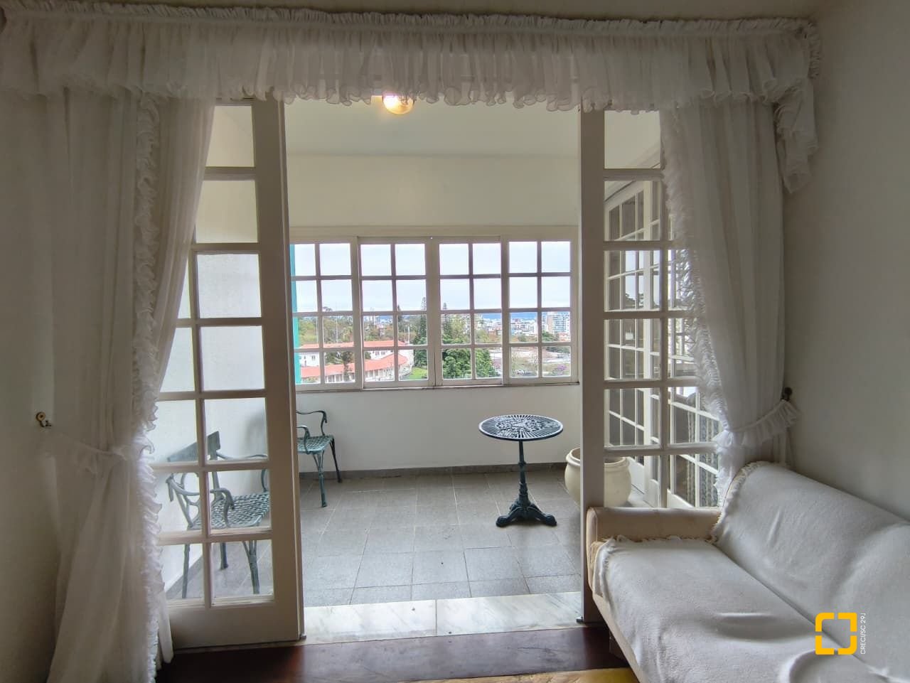 Casa com 224m², 8 quartos (sendo 2 suítes), 5 garagens, no bairro Agronômica em Florianópolis