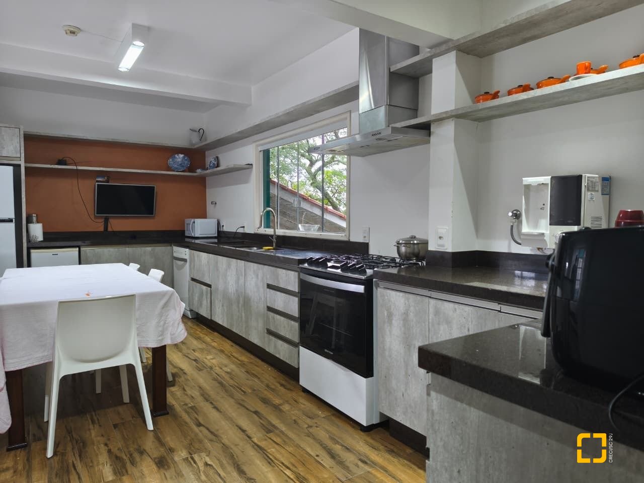 Casa com 224m², 8 quartos (sendo 2 suítes), 5 garagens, no bairro Agronômica em Florianópolis