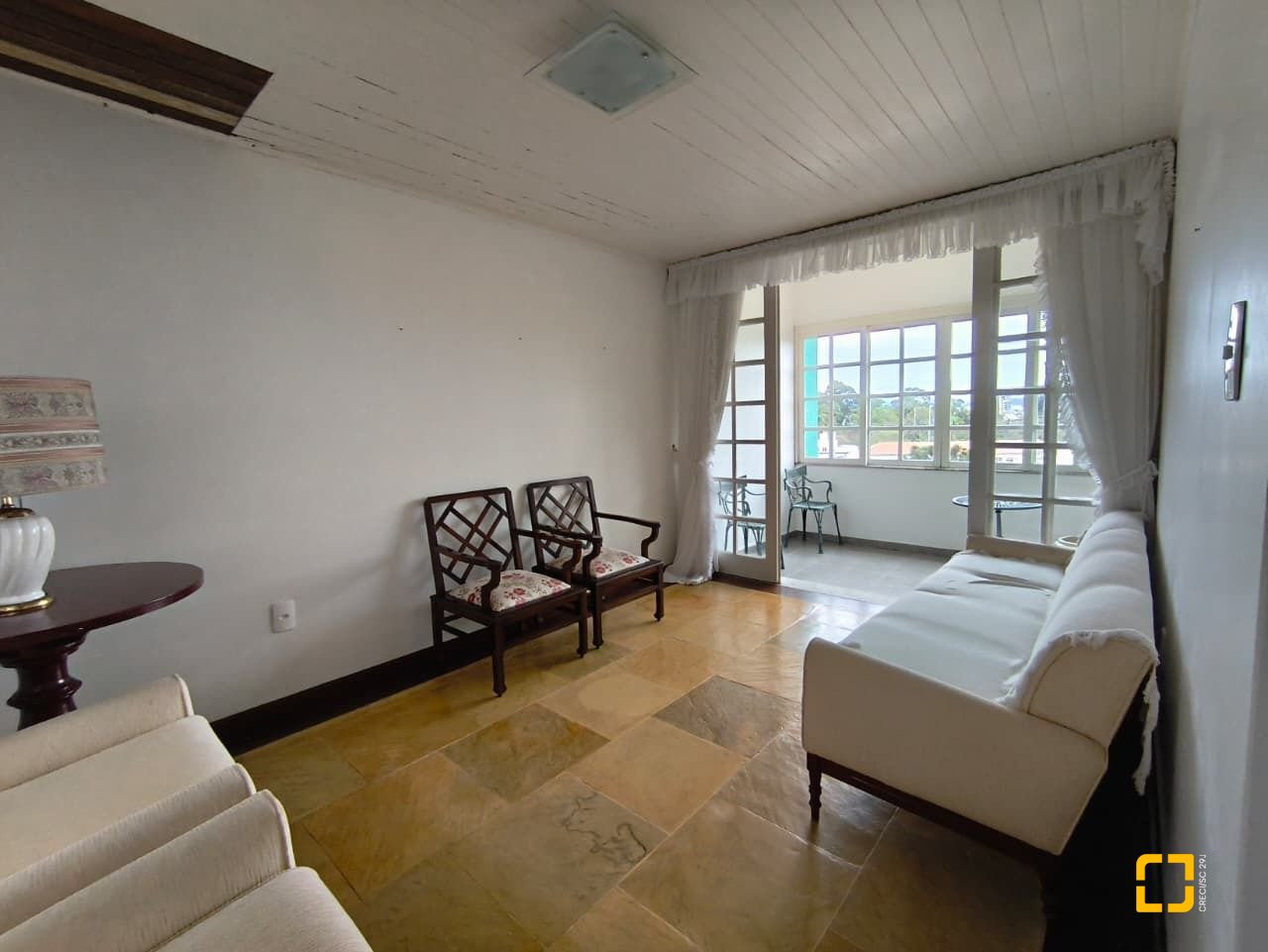 Casa com 224m², 8 quartos (sendo 2 suítes), 5 garagens, no bairro Agronômica em Florianópolis