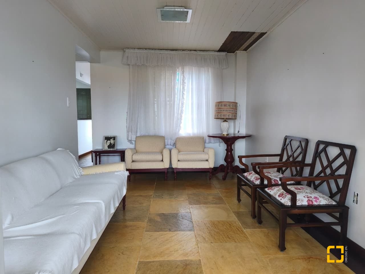 Casa com 224m², 8 quartos (sendo 2 suítes), 5 garagens, no bairro Agronômica em Florianópolis