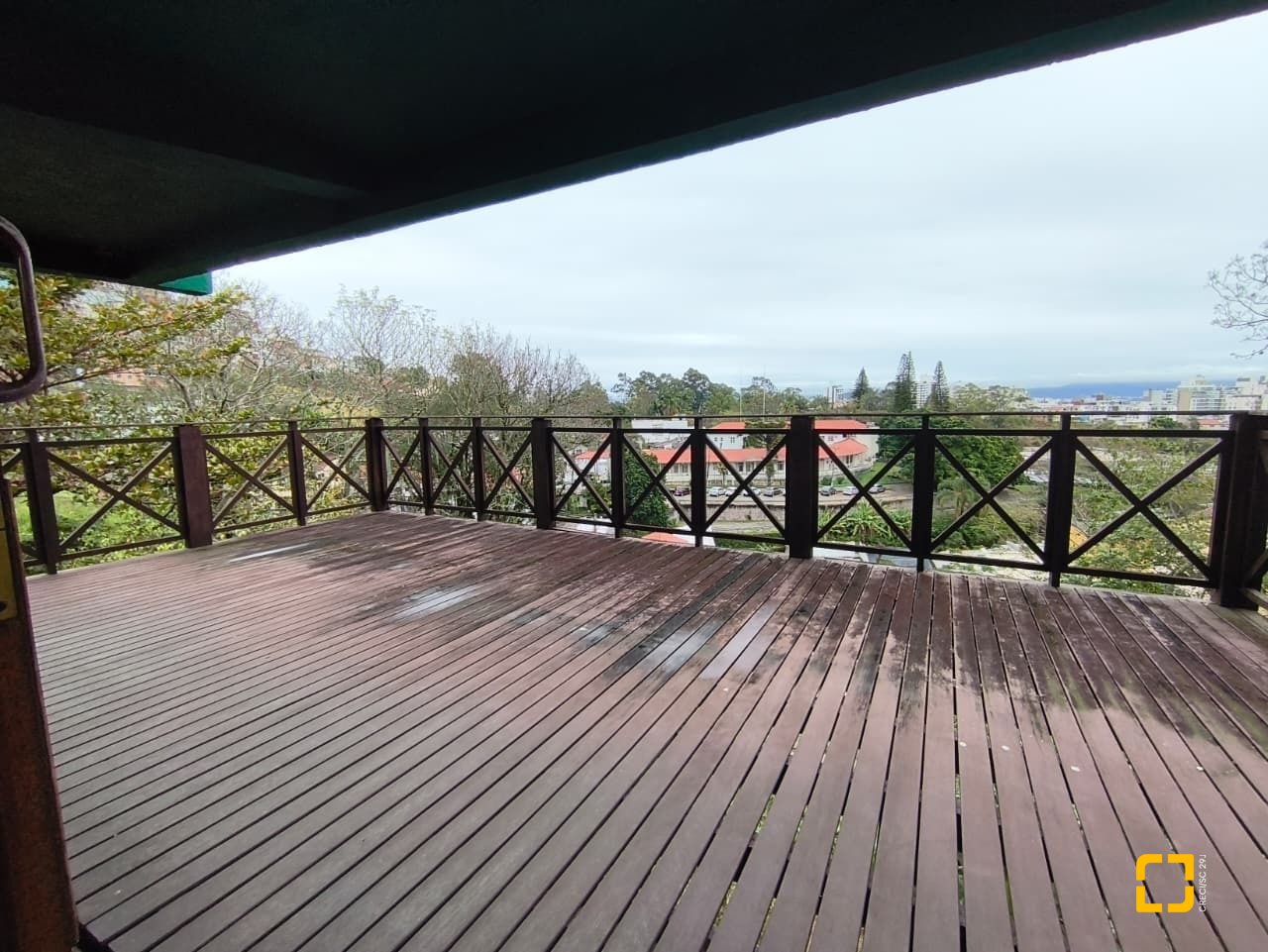 Casa com 224m², 8 quartos (sendo 2 suítes), 5 garagens, no bairro Agronômica em Florianópolis