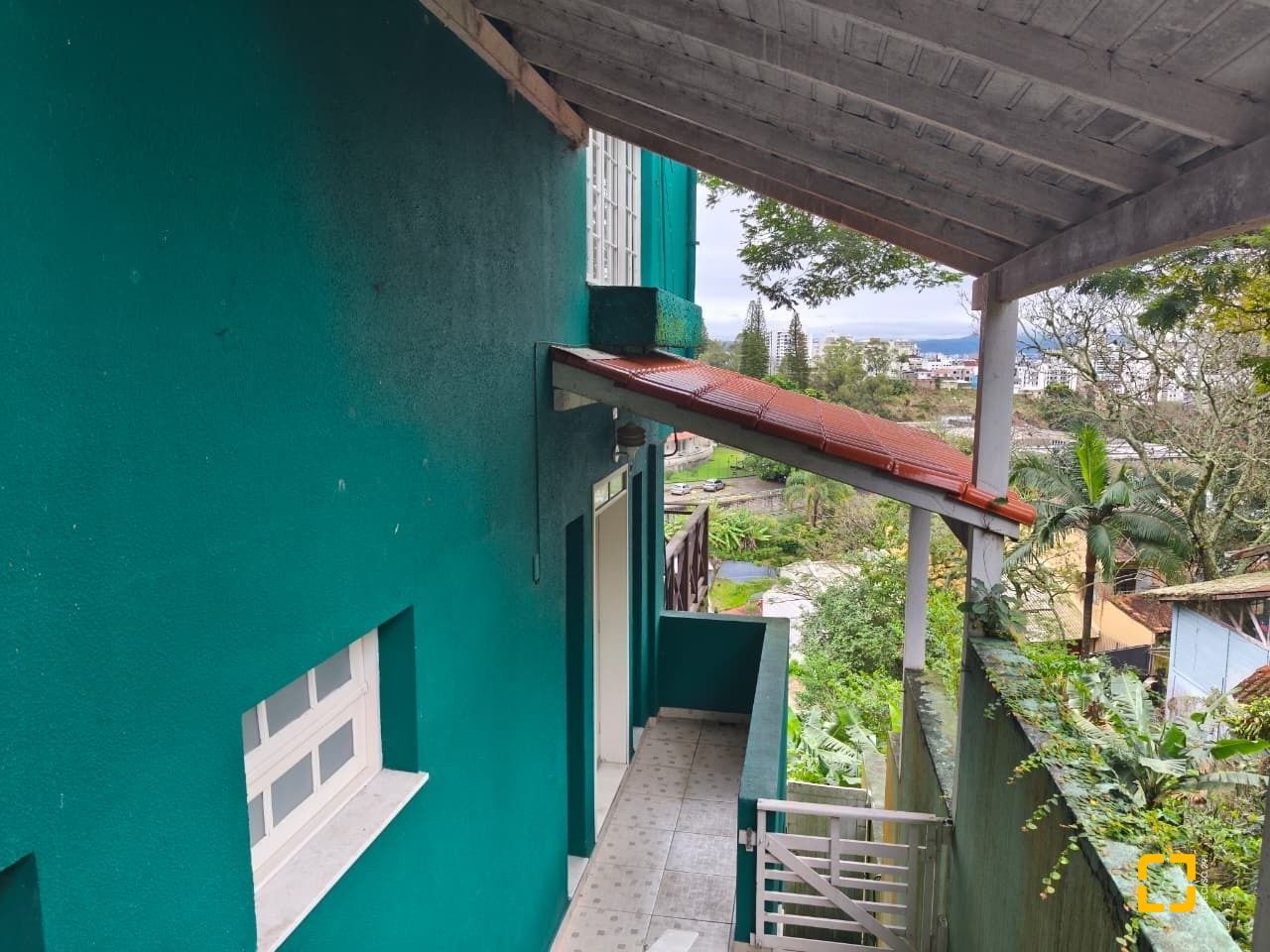 Casa com 224m², 8 quartos (sendo 2 suítes), 5 garagens, no bairro Agronômica em Florianópolis