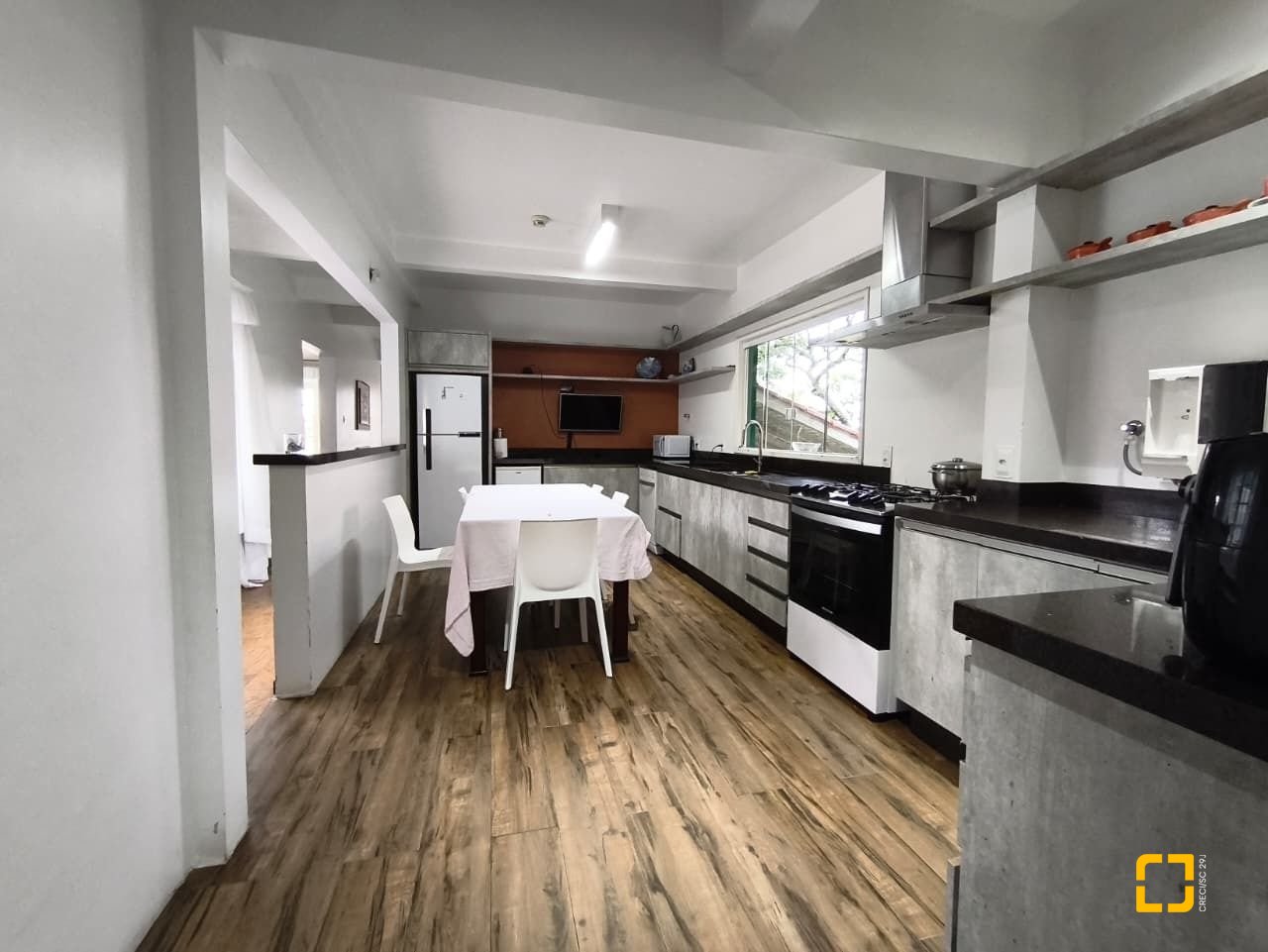 Casa com 224m², 8 quartos (sendo 2 suítes), 5 garagens, no bairro Agronômica em Florianópolis