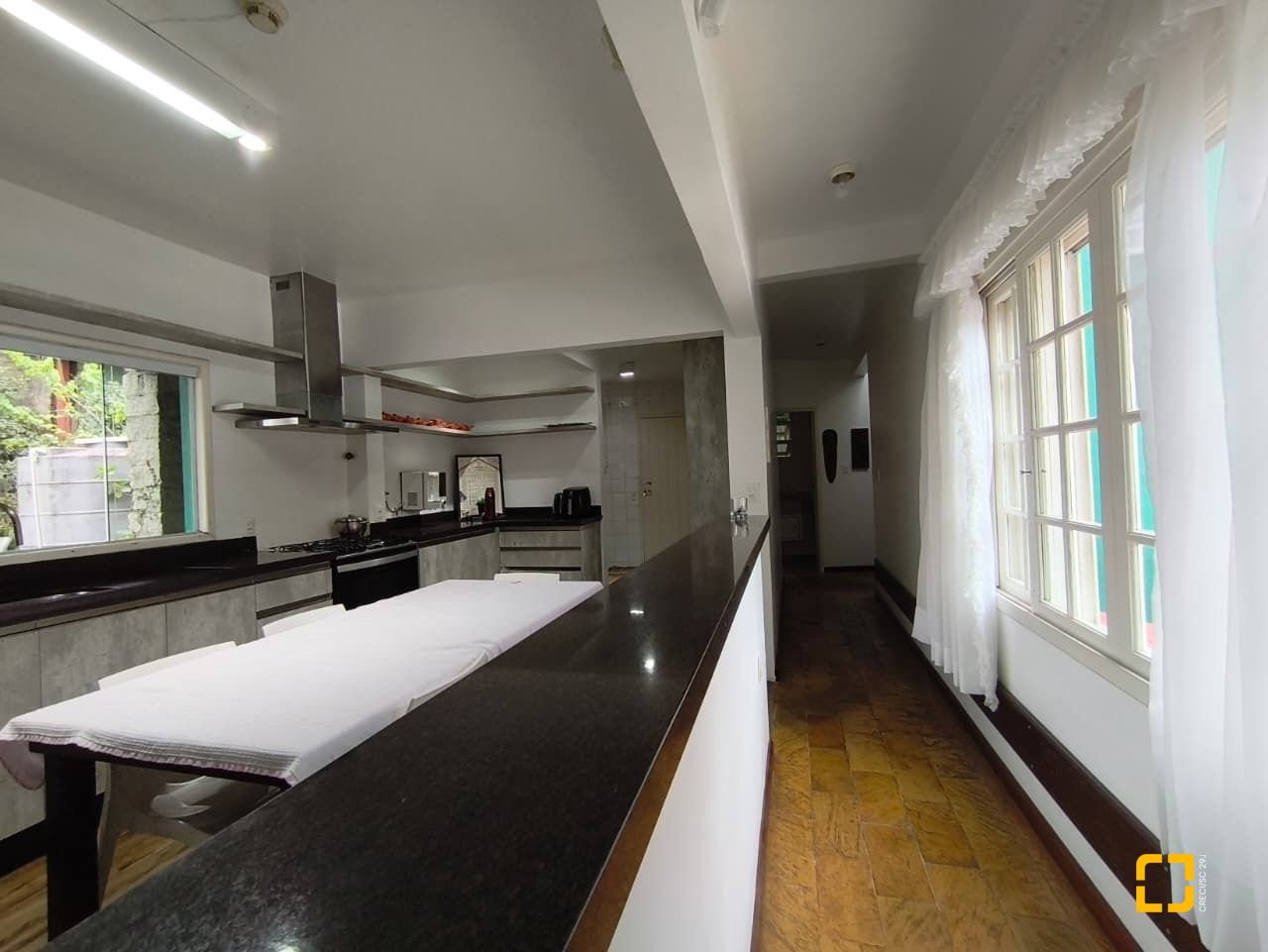 Casa com 224m², 8 quartos (sendo 2 suítes), 5 garagens, no bairro Agronômica em Florianópolis