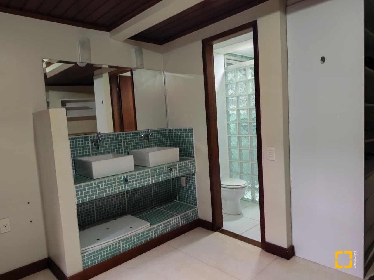 Casa com 224m², 8 quartos (sendo 2 suítes), 5 garagens, no bairro Agronômica em Florianópolis