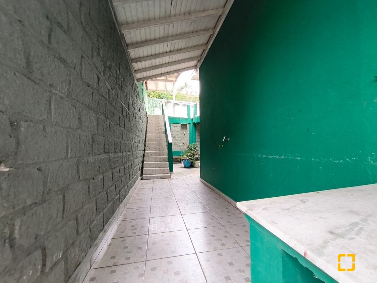 Casa com 224m², 8 quartos (sendo 2 suítes), 5 garagens, no bairro Agronômica em Florianópolis