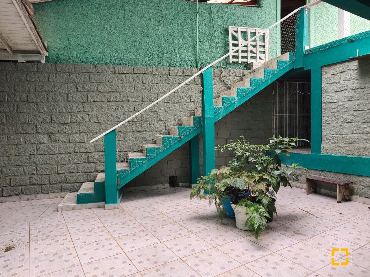 Casa com 224m², 8 quartos (sendo 2 suítes), 5 garagens, no bairro Agronômica em Florianópolis