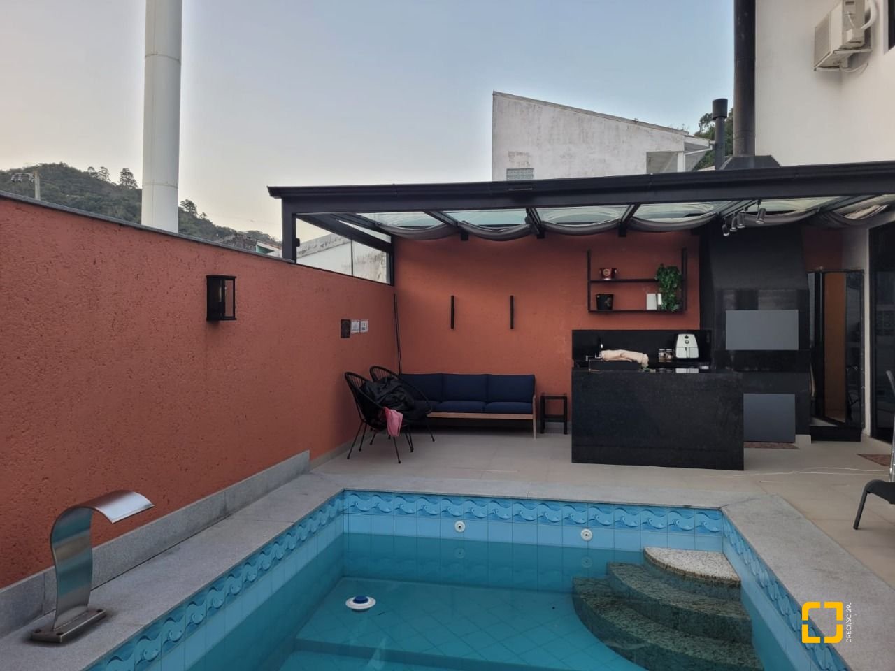 Casa com 232m², 5 quartos (sendo 1 suíte), 4 garagens, no bairro Saco dos Limões em Florianópolis