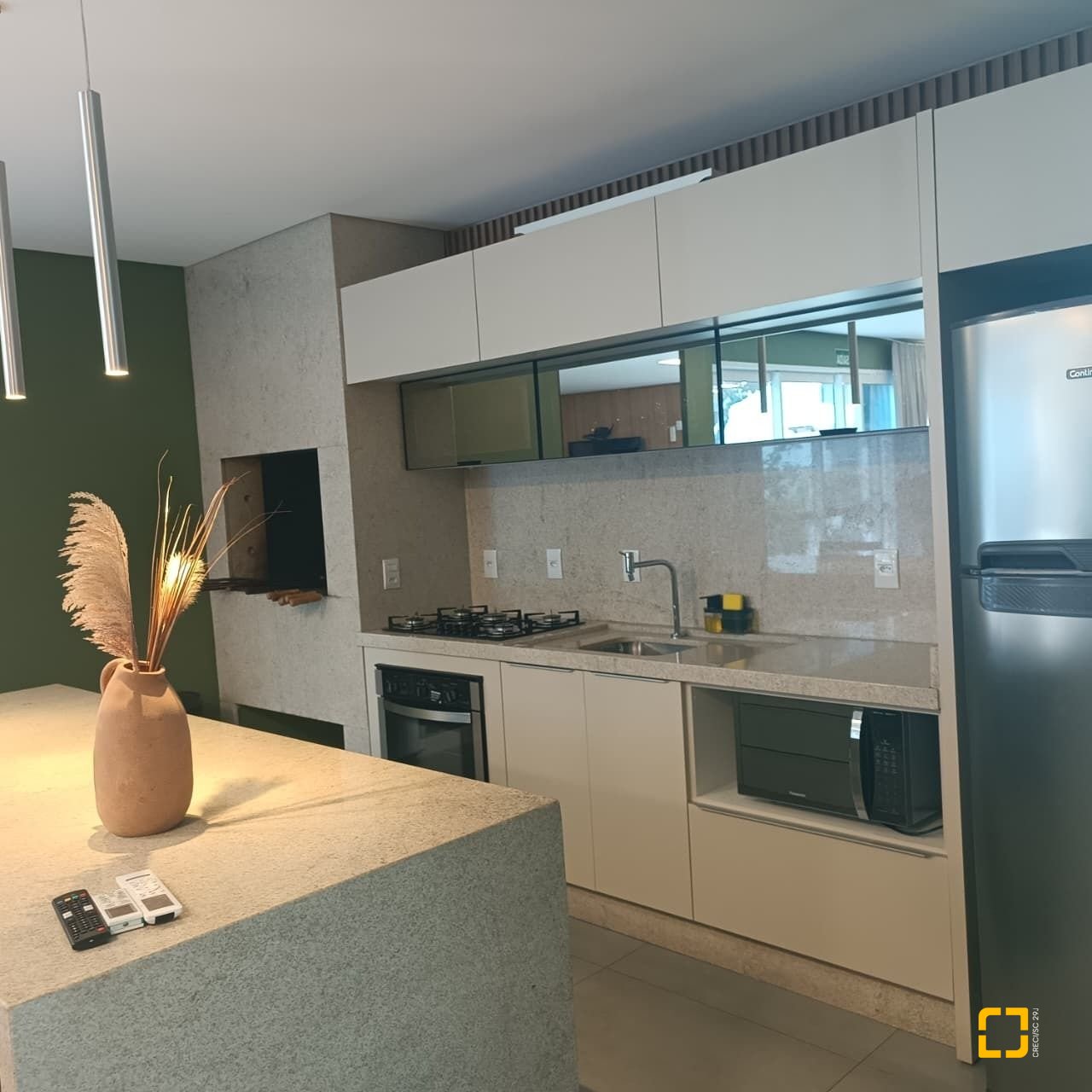 Apartamento com 81m², 3 quartos (sendo 1 suíte), 2 garagens, no bairro Ingleses do Rio Vermelho em Florianópolis