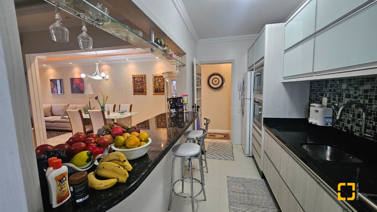 Apartamento com 65m², 2 quartos, 1 garagem, no bairro Centro em Florianópolis