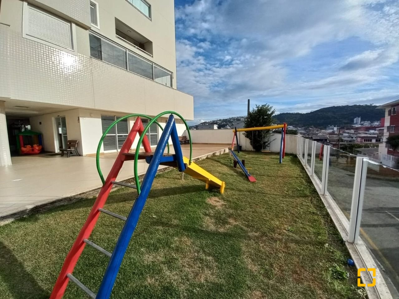 Apartamento com 69m², 2 quartos (sendo 1 suíte), 1 garagem, no bairro Bela Vista em São José