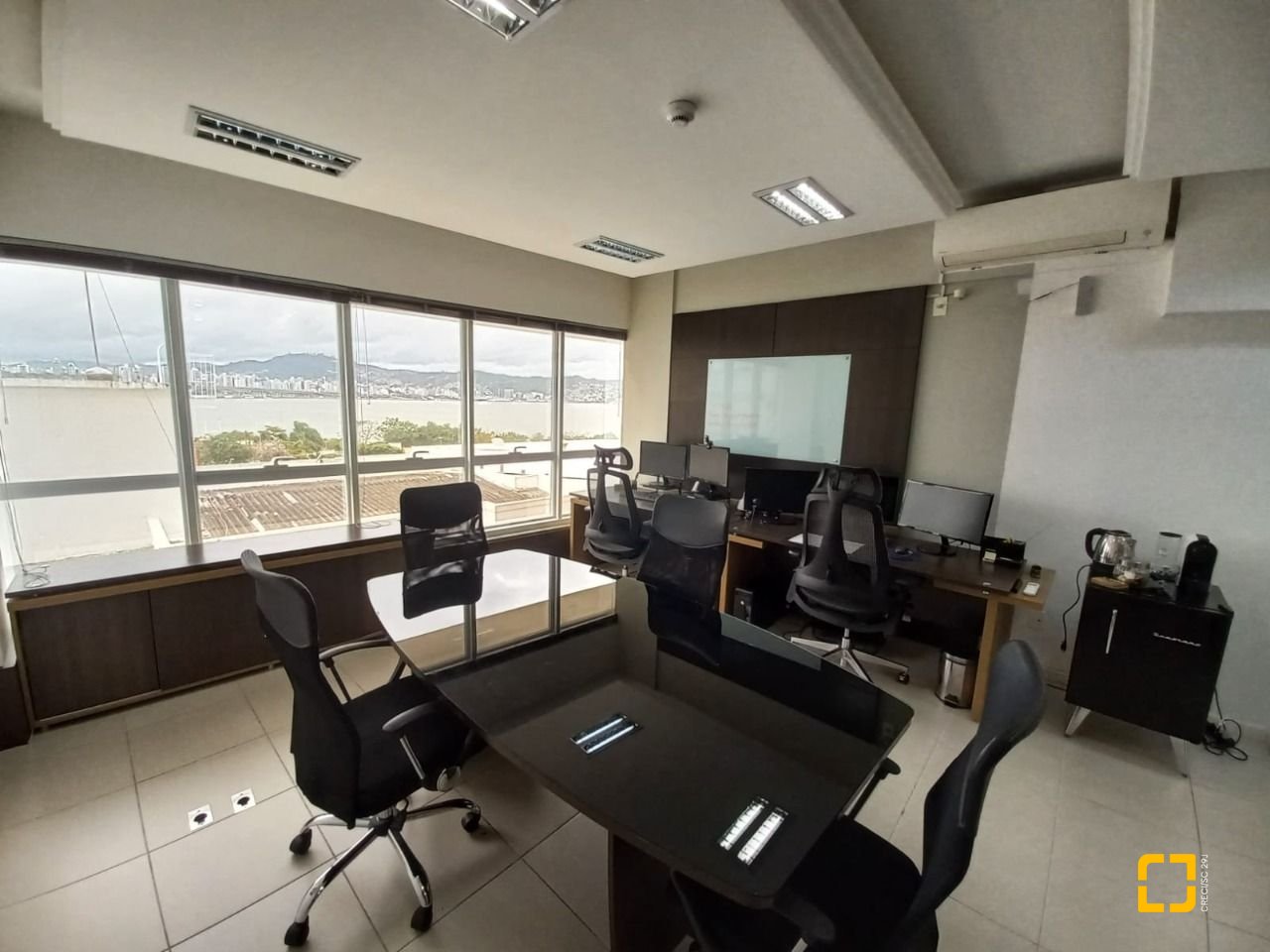 Sala com 34m², 1 garagem, no bairro Coqueiros em Florianópolis