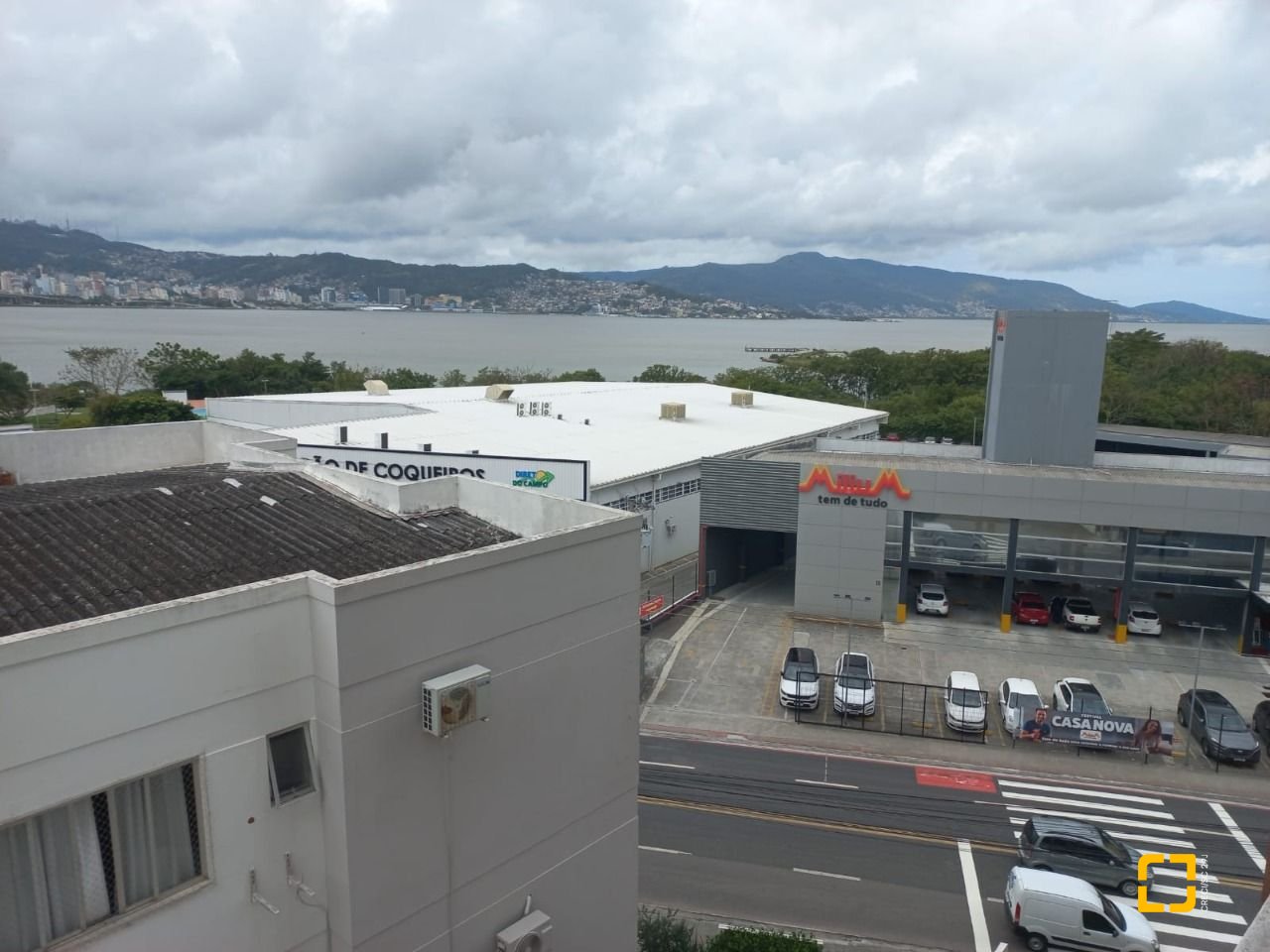 Sala com 34m², 1 garagem, no bairro Coqueiros em Florianópolis