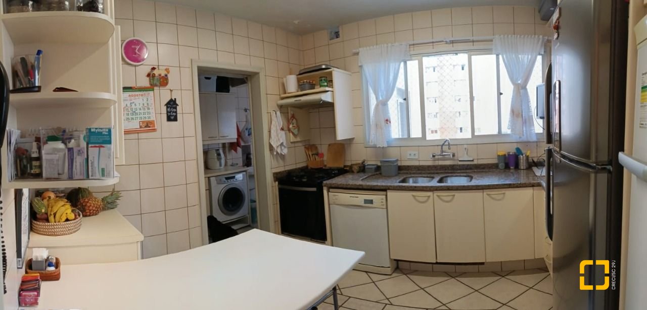 Apartamento com 122m², 4 quartos (sendo 1 suíte), 1 garagem, no bairro Centro em Florianópolis