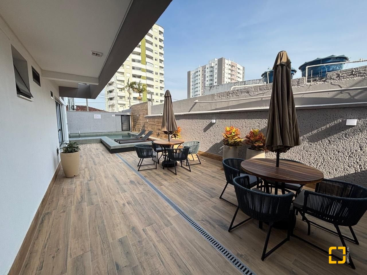 Apartamento com 86m², 2 quartos (sendo 1 suíte), 2 garagens, no bairro Barreiros em São José