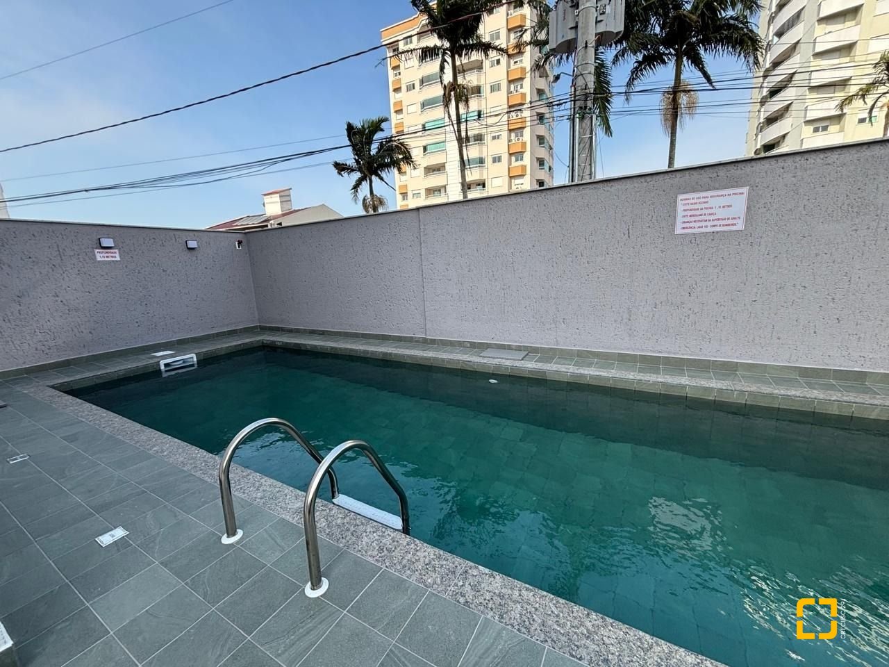 Apartamento com 86m², 2 quartos (sendo 1 suíte), 2 garagens, no bairro Barreiros em São José