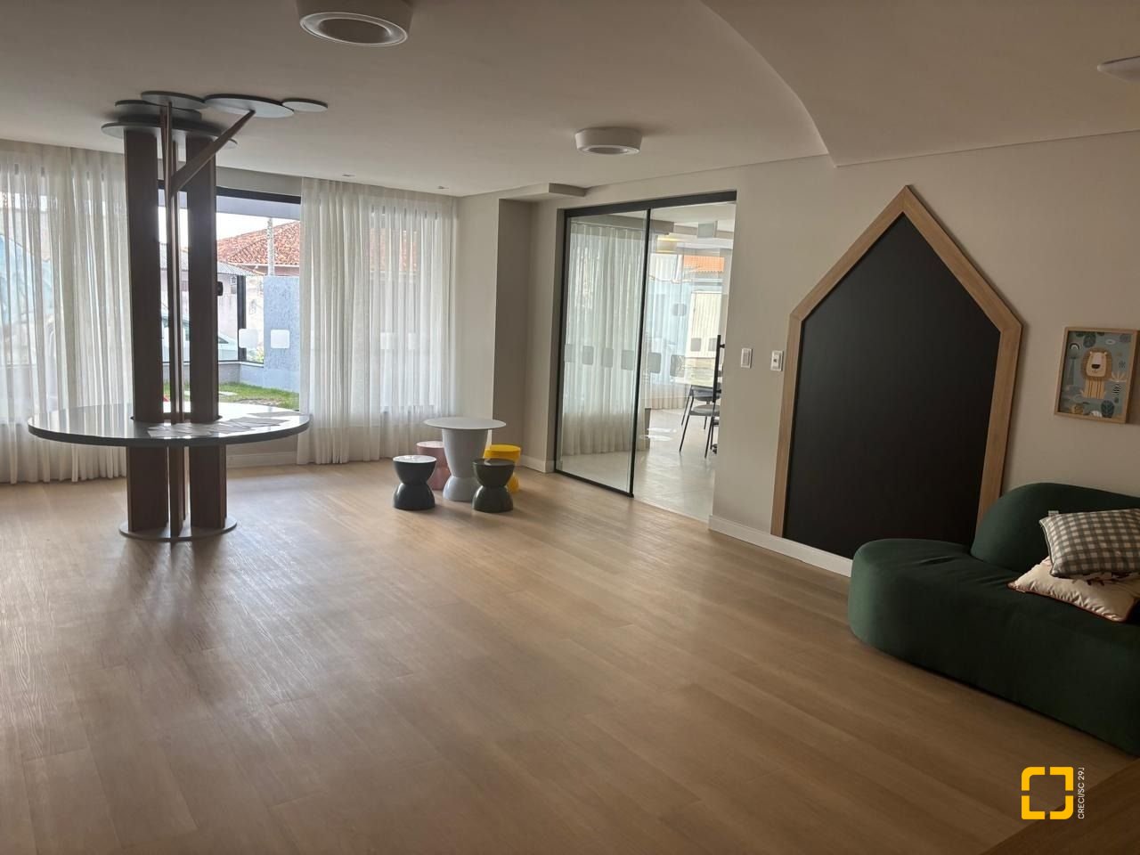 Apartamento com 86m², 2 quartos (sendo 1 suíte), 2 garagens, no bairro Barreiros em São José