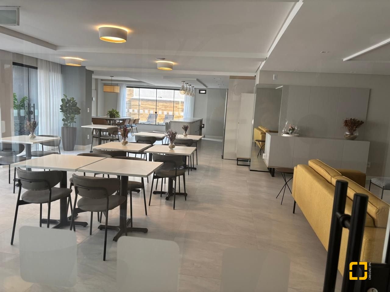 Apartamento com 86m², 2 quartos (sendo 1 suíte), 2 garagens, no bairro Barreiros em São José
