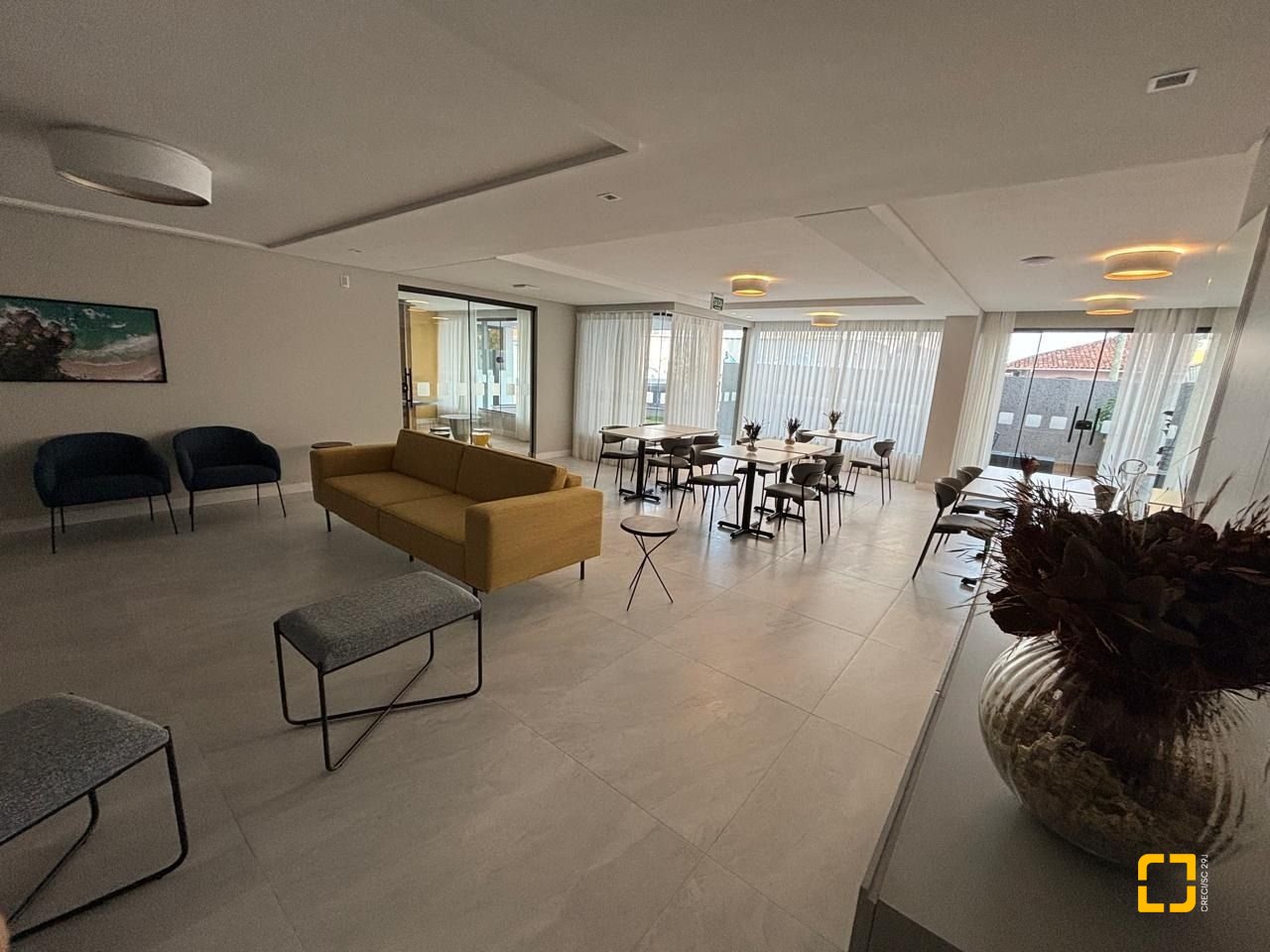 Apartamento com 86m², 2 quartos (sendo 1 suíte), 2 garagens, no bairro Barreiros em São José