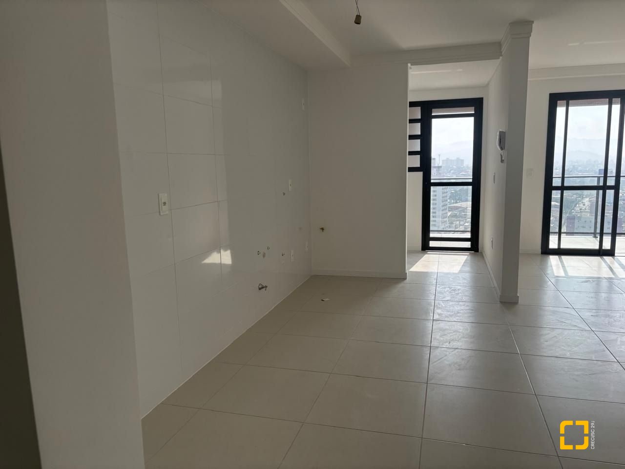 Apartamento com 86m², 2 quartos (sendo 1 suíte), 2 garagens, no bairro Barreiros em São José