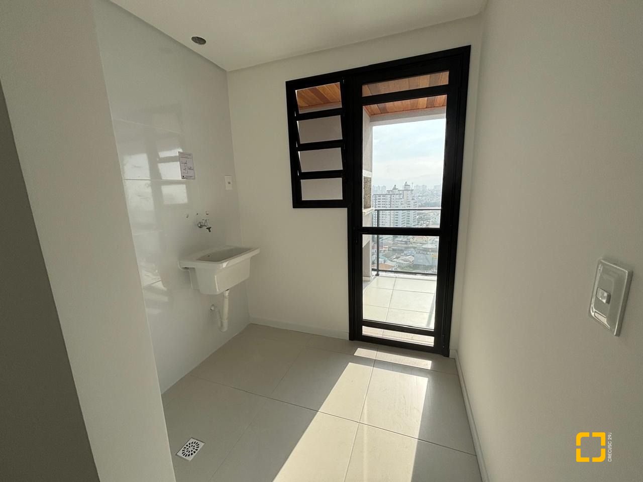 Apartamento com 86m², 2 quartos (sendo 1 suíte), 2 garagens, no bairro Barreiros em São José