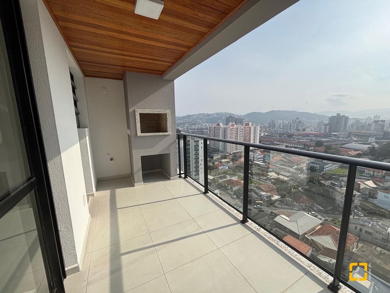 Apartamento com 86m², 2 quartos (sendo 1 suíte), 2 garagens, no bairro Barreiros em São José