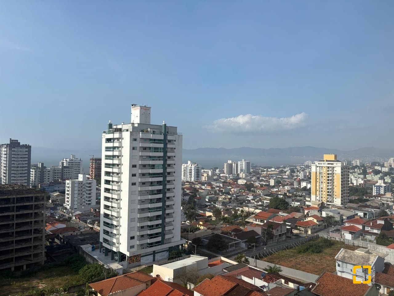 Apartamento com 86m², 2 quartos (sendo 1 suíte), 2 garagens, no bairro Barreiros em São José