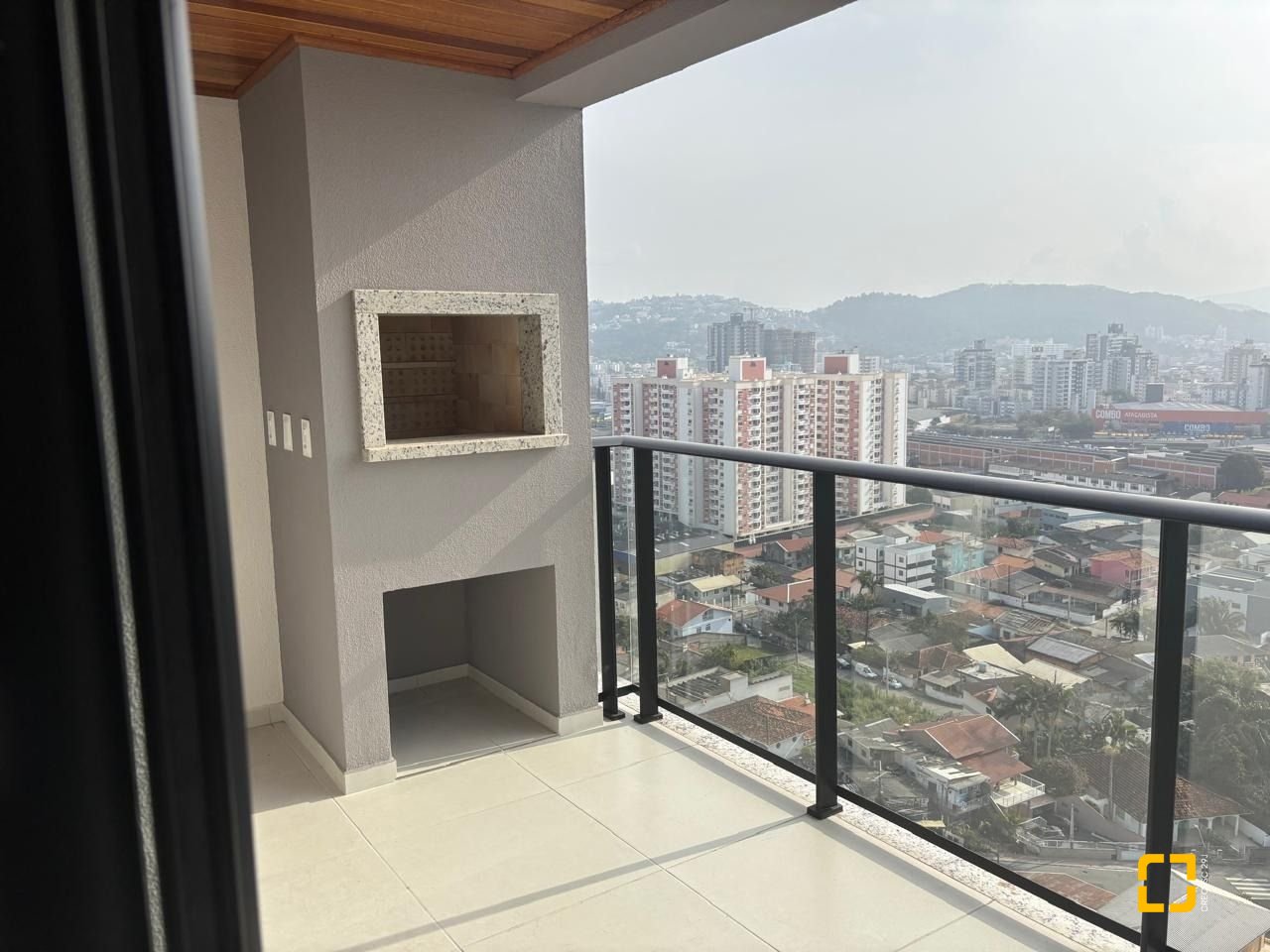 Apartamento com 86m², 2 quartos (sendo 1 suíte), 2 garagens, no bairro Barreiros em São José