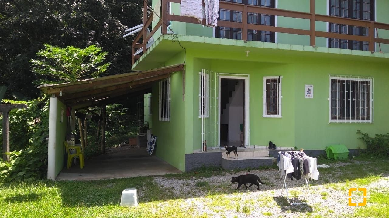 Casa com 137m², 5 quartos (sendo 1 suíte), 4 garagens, no bairro Forquilhinhas em São José