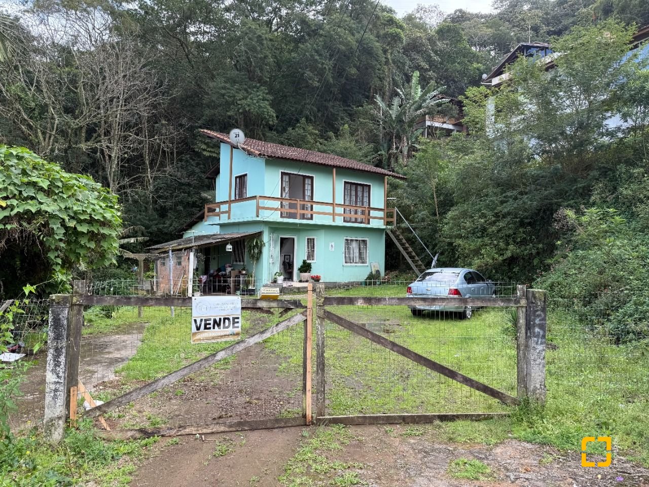 Casa com 137m², 5 quartos (sendo 1 suíte), 4 garagens, no bairro Forquilhinhas em São José