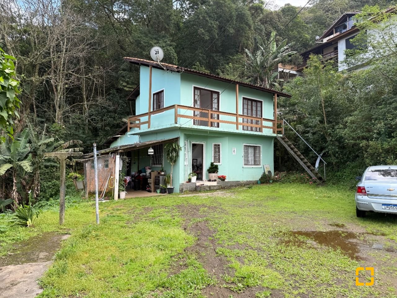 Casa com 137m², 5 quartos (sendo 1 suíte), 4 garagens, no bairro Forquilhinhas em São José