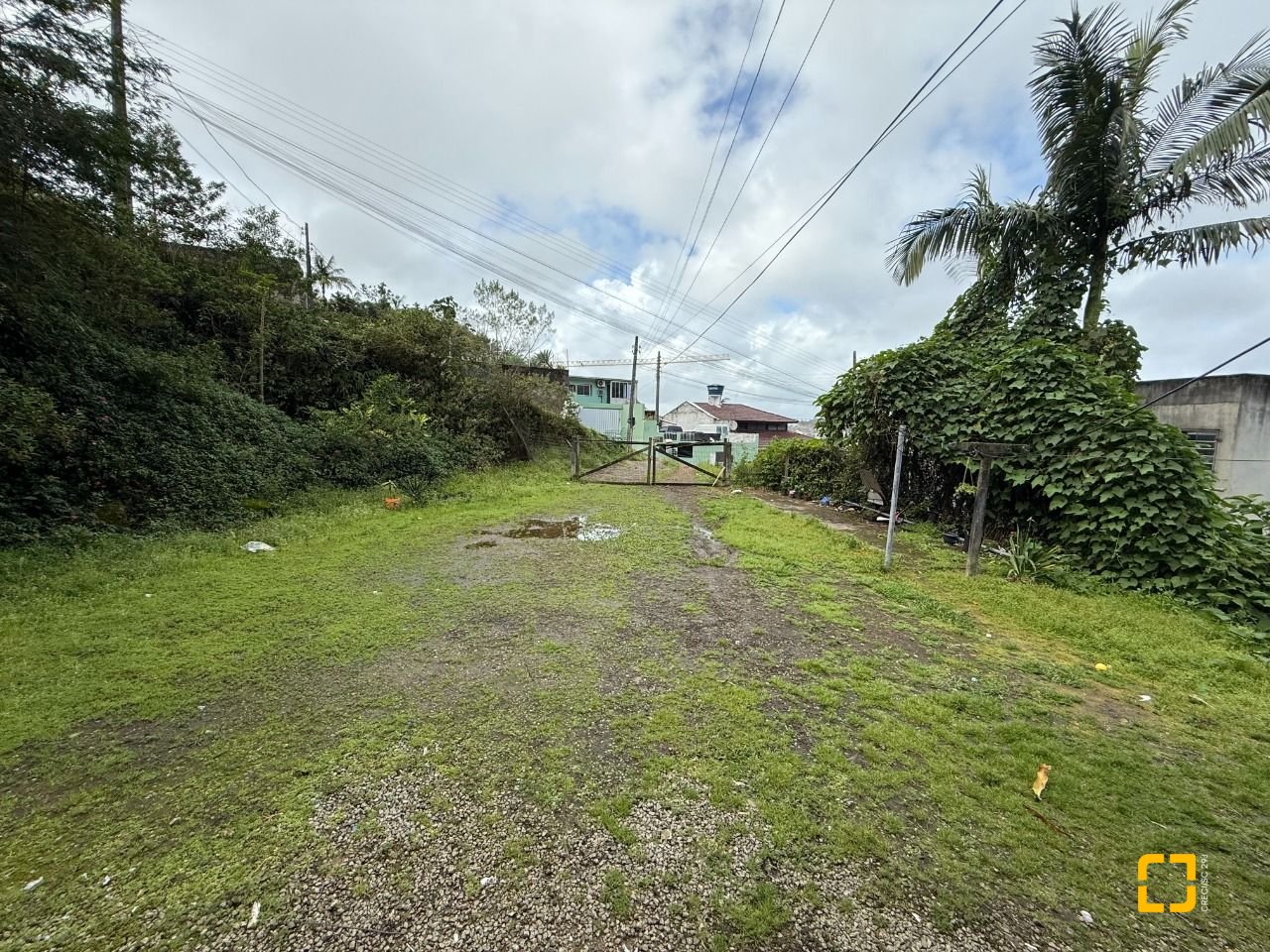 Casa com 137m², 5 quartos (sendo 1 suíte), 4 garagens, no bairro Forquilhinhas em São José